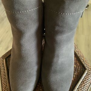 Cougar Booties Womens 9 M Side Zip Ankle Waterproof Heels Grey Suede